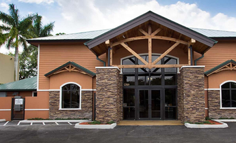 Exterior of Doral Centre Animal Hospital with palm trees and main entrance.